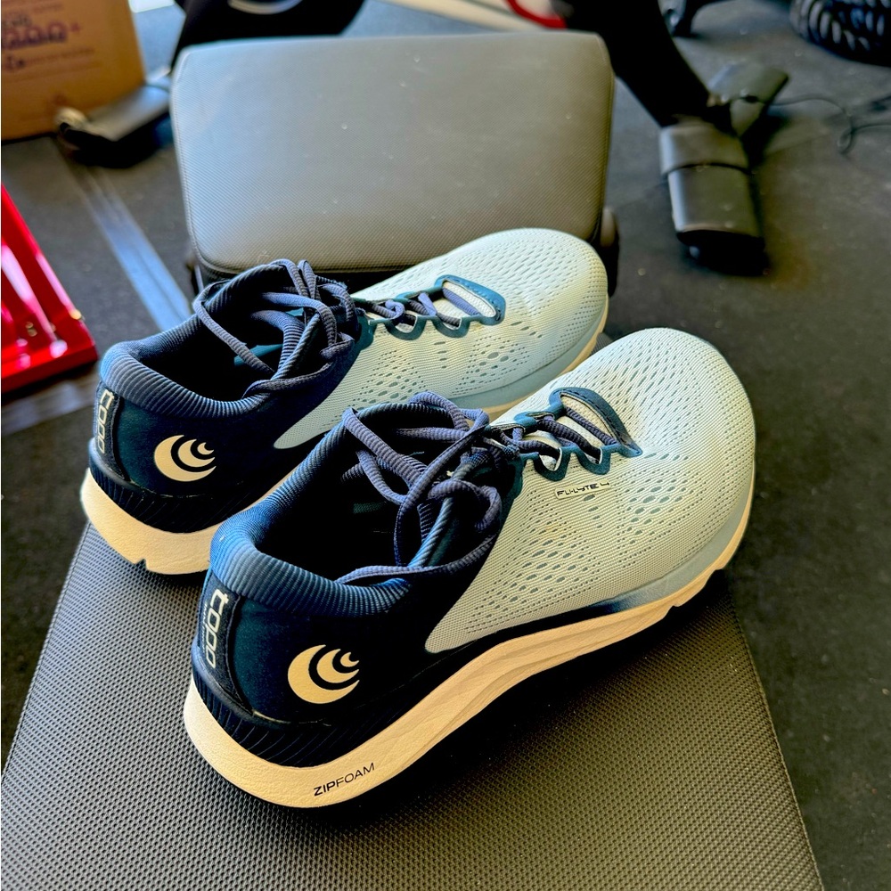 Topo Fli-Lyte 4, size 8 women’s